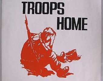 Pode incluir: Um cartaz vermelho e preto com o texto "BRING the TROOPS HOME". No centro do cartaz, há uma silhueta de um soldado sentado com a cabeça baixa.