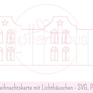 Op de afbeelding: Een printbaar kerstkaartontwerp met een rode omtrek van een huis met ramen en een ster bovenop. De tekst "Weihnachtskarte mit Lichth&auml;uschen - SVG, PDF" staat onderaan het ontwerp.