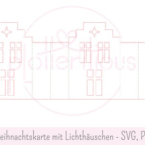 Op de afbeelding: Een printbaar kerstkaartontwerp met een rode omtrek van een huis met ramen en een ster bovenop. De tekst "Weihnachtskarte mit Lichth&auml;uschen - SVG, PDF" staat onderaan het ontwerp.