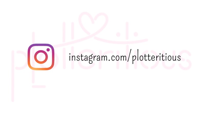 以下が含まれることがあります： ピンクのハートと「instagram.com/plotteritious」というテキストが付いたInstagramロゴ