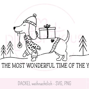 Può includere: Disegno a tratto nero e bianco di un bassotto con cappello, sciarpa e maglione, che trasporta una confezione regalo. Il testo "IT'S THE MOST WONDERFUL TIME OF THE YEAR" è sotto, con alberi di Natale ai lati.