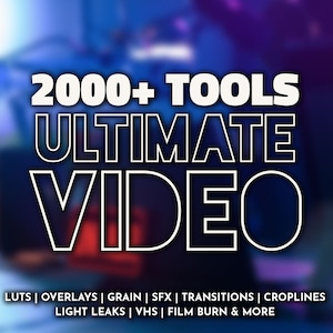 Pode incluir: Gr&aacute;fico com o texto "2000+ TOOLS ULTIMATE VIDEO" em letras brancas delineadas sobre um fundo desfocado azul e roxo. Abaixo, uma lista de ferramentas de edi&ccedil;&atilde;o de v&iacute;deo: LUTS, Overlays, Grain, SFX, Transitions, Croplines, Light Leaks, VHS, Film Burn e mais.