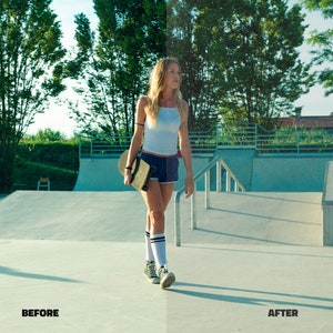 Pode incluir: Uma mulher vestindo um top branco sem mangas e shorts jeans azuis est&aacute; segurando um skate e caminhando em uma rampa de concreto em um skate park. A rampa &eacute; cercada por &aacute;rvores e arbustos verdes.