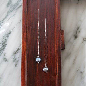 Minimalistiska örhängen i 925 sterlingsilver med sötvattenspärlor