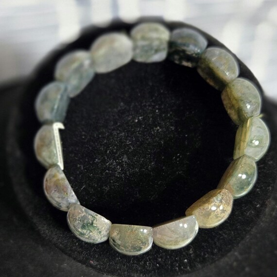 Rare translucent cryptocrystalline quartz bracelet - image 3