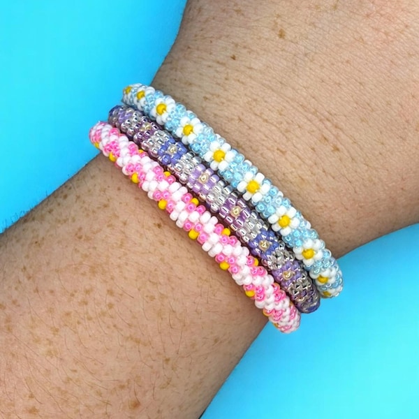 Pulsera de ganchillo personalizada con cuentas de semillas: Brazalete floral, estilo nepalí.