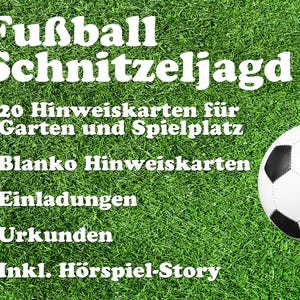 Könnte beinhalten: Ein grüner Hintergrund mit einem Fußball und weißem Text, der "Fußball Schnitzeljagd" lautet. Zusätzlicher Text enthält "20 Hinweiskarten für Garten und Spielplatz", "Blanko Hinweiskarten", "Einladungen", "Urkunden" und "Inkl. Hörspiel-Story".