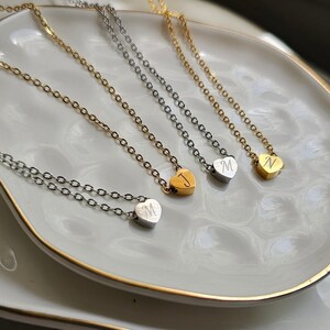 Collar de recuerdo con letra grabada y pequeño corazón, collar minimalista para regalo de agradecimiento de fiesta nupcial