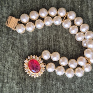 Vintage Mallorca pearl bracelet with red stone