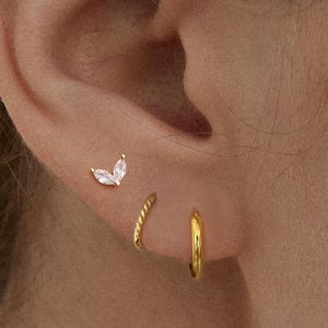 Tiny Flower Stud Earrings • 925 Sterling Silver • Tiny dainty earrings • Tiny gold studs • Cartilage Earrings