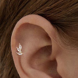 Three leaf stud earring  • 925 Sterling Silver • Stud Earrings • Tiny dainty earrings • Tiny gold studs • Cartilage Earrings