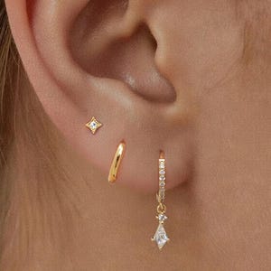 Pendientes pequeños con botón • Pendientes con botón de circonita • Pendientes pequeños y delicados • Pendientes pequeños de oro