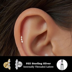 Brinco de prata de lei 925 com rosca interna e três zircônias cúbicas (18/16G) • Tragus • Base plana • Hélix • Conch • Cartilagem