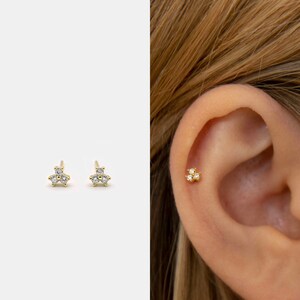 Pendientes de flor diminuta • Plata de ley 925 • Pendientes pequeños y delicados • Pendientes pequeños de oro • Pendientes para el cartílago