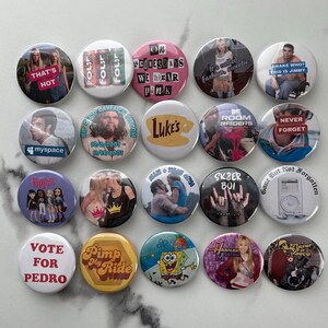 Op de afbeelding: Een verzameling ronde buttons met diverse ontwerpen en tekst. Sommige buttons tonen afbeeldingen van mensen, terwijl andere zinnen bevatten als "That's Hot", "Vote for Pedro" en "Pimp My Ride."