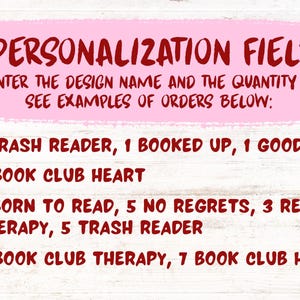 Pode incluir: Imagem com texto: "PERSONALIZATION FIELD" e exemplos de formatos de pedido, incluindo "1 TRASH READER" e "5 BOOK CLUB HEART", em um fundo branco com textura de madeira e uma faixa rosa.