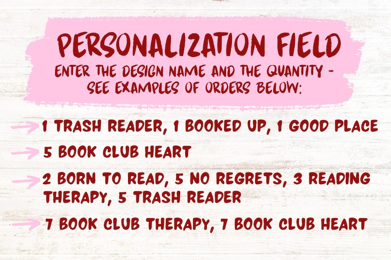Pode incluir: Imagem com texto: "PERSONALIZATION FIELD" e exemplos de formatos de pedido, incluindo "1 TRASH READER" e "5 BOOK CLUB HEART", em um fundo branco com textura de madeira e uma faixa rosa.
