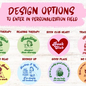 Pode incluir: Imagem com v&aacute;rias op&ccedil;&otilde;es de design para personaliza&ccedil;&atilde;o. Os designs incluem frases como "Book Club Therapy", "Reading Therapy" e "Trash Reader", cada uma em estilo retr&ocirc; com ilustra&ccedil;&otilde;es e texto em fundos circulares. O texto diz "Op&ccedil;&otilde;es de design".