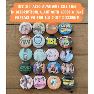 Op de afbeelding: Een verzameling kleurrijke ronde buttons met diverse ontwerpen en tekst, waaronder "Dude, Where's my car?", "Now That's Music", "Juicy Couture" en "Remember 12/31/99". De buttons zijn gerangschikt op een houten oppervlak.