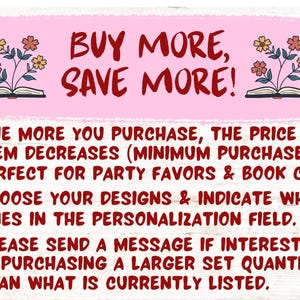 Pode incluir: Fundo rosa com o texto "COMPRE MAIS, ECONOMIZE MAIS!" e ilustra&ccedil;&otilde;es florais. O texto explica as diminui&ccedil;&otilde;es de pre&ccedil;o com compras maiores, ideal para lembrancinhas de festa e clubes de leitura. Escolha os designs e indique no campo de personaliza&ccedil;&atilde;o.