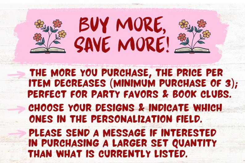 Pode incluir: Fundo rosa com o texto "COMPRE MAIS, ECONOMIZE MAIS!" e ilustra&ccedil;&otilde;es florais. O texto explica as diminui&ccedil;&otilde;es de pre&ccedil;o com compras maiores, ideal para lembrancinhas de festa e clubes de leitura. Escolha os designs e indique no campo de personaliza&ccedil;&atilde;o.