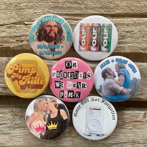 Op de afbeelding: Een verzameling van zeven ronde buttons met diverse ontwerpen. E&eacute;n button toont een Geico Cavemen sitcom afbeelding, een andere zegt "Pimp My Ride", en andere hebben afbeeldingen en tekst zoals "Four" en "On Wednesdays We Wear Pink".