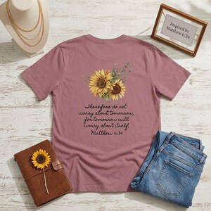 T-shirt met zonnebloem en Bijbeltekst | Bloemenprint met Bijbelvers op de achterkant