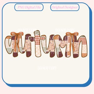 Può includere: Un design digitale con la parola "autunno" in stile patchwork. Le lettere sono composte da vari motivi a tema autunnale, tra cui floreali, a quadri e a pois, con un fiocco di nastro marrone che accentua le lettere. Il design è ambientato su uno sfondo color crema.