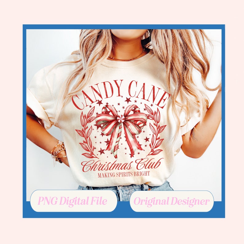 K&ouml;nnte beinhalten: Cremefarbenes T-Shirt mit einem rot-wei&szlig;en Zuckerstangen-Design. Die Grafik enth&auml;lt die Worte "CANDY CANE Christmas Club" und "MAKING SPIRITS BRIGHT". Das Design zeigt eine Zuckerstangen-Schleife, Sterne und Lorbeerbl&auml;tter.