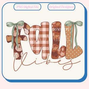 Può includere: Un design digitale con le parole "FALL VIBES" in un font stravagante. Le lettere sono decorate con motivi a tema autunnale, tra cui zucche, quadri e foglie. Ogni lettera ha un fiocco verde. Le parole "PNG Digital File" e "Original Designer" sono in alto.