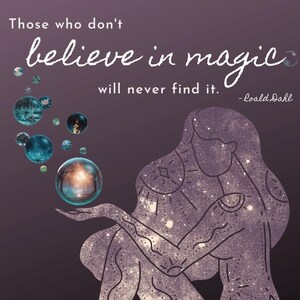 以下が含まれることがあります： ロアルド・ダールによる引用、「魔法を信じない人は、魔法を見つけることはないだろう。」が紫色の背景に表示されています。星形の体をした女性が足を組んで座り、森のシーンが描かれた泡を持っています。他の泡は、さまざまなシーンが描かれていて、彼女の周りを漂っています。