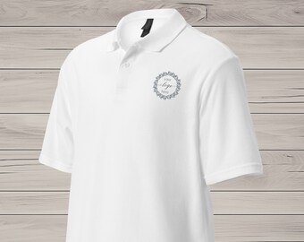 Może przedstawiać: Biała koszulka polo z małym, haftowanym logo na lewej piersi. Logo to wieniec z napisem "Your Logo Here" wewnątrz.