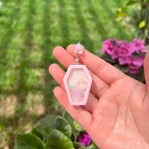 pink pastel alien bat resin shaker coffin shaker cute spooky accessory for bags backpacks purses handmade keychain