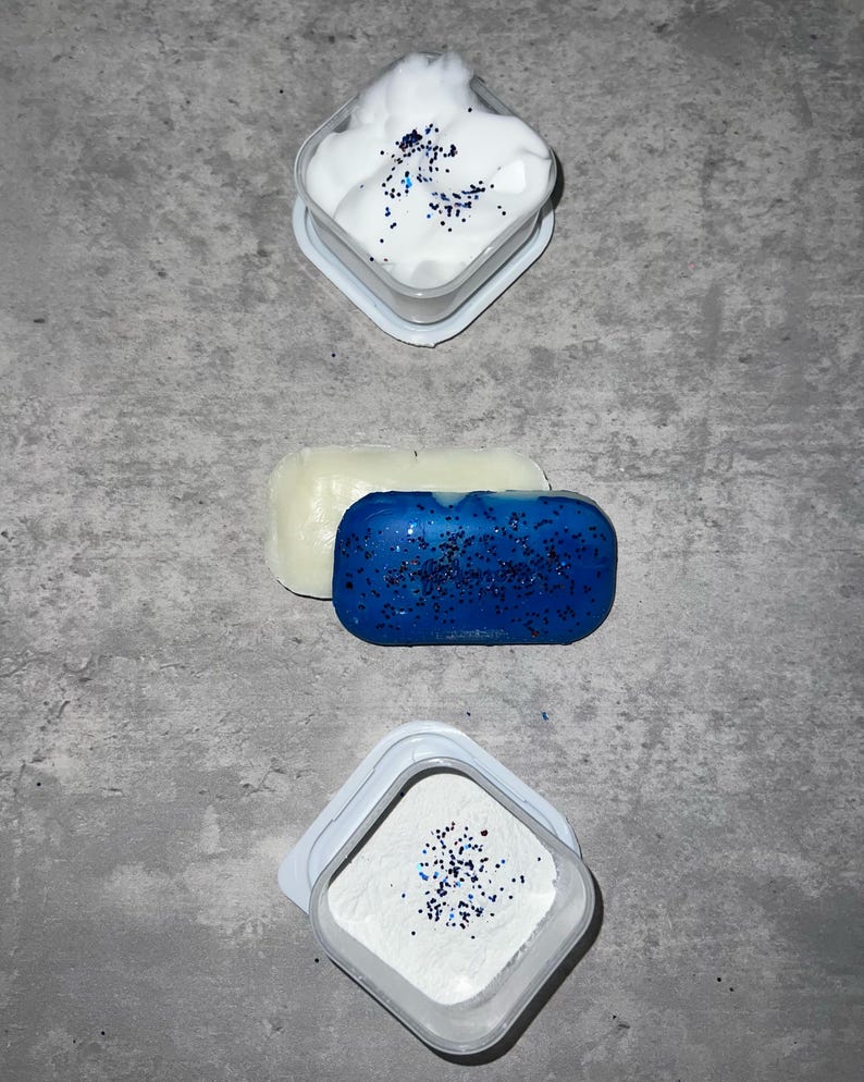 Puede incluir: Tres recipientes con polvo blanco y purpurina azul. El recipiente superior tiene una sustancia blanca y esponjosa, el recipiente del medio tiene una barra azul s&oacute;lida y el recipiente inferior tiene un polvo blanco fino.