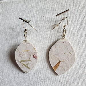 Papier fait à la main et boucles d’oreilles en bois léger