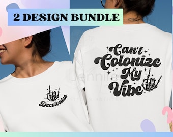 Pode incluir: Camisola branca com o texto "Can't Colonize My Vibe" nas costas e uma mão de esqueleto com a palavra "Decolonize" na frente. A imagem também inclui o texto "2 Design Bundle" e "SVG".