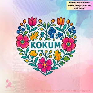 Puede incluir: Un diseño floral en forma de corazón con la palabra "KOKUM" en el centro. El diseño presenta flores rosas, amarillas y naranjas, bayas azules y hojas verdes. El texto en la parte superior dice "¡Cambiar el tamaño para pegatinas, camisetas, tazas, arte mural y más!"