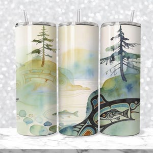 Könnte beinhalten: Drei Edelstahlbecher mit einem Aquarelldesign zum Thema Natur. Das Kunstwerk zeigt Bäume, Fische und abstrakte Formen in Grün-, Blau- und Gelbtönen. Jeder Becher hat einen silbernen Strohhalm.