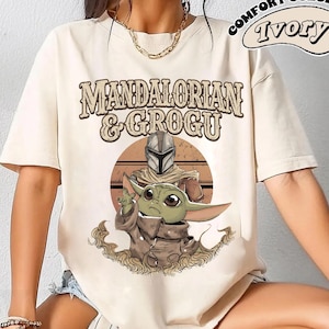 Puede incluir: Una taza de cer&aacute;mica blanca con un asa negra y el texto "But First, Coffee" en negrita negra. La taza est&aacute; sobre un fondo borroso. La taza mide aproximadamente 10 cm de altura.