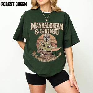 Camiseta de Star Wars Mandalorian Boba Fett y Baby Yoda, camiseta gráfica Grogu, camiseta con la frase "This Is The Way", camiseta de ciencia ficción galáctica, camiseta de cazarrecompensas imagen 4
