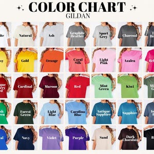 Peut inclure: Un nuancier de couleurs pr&eacute;sentant une vari&eacute;t&eacute; de couleurs de t-shirts, notamment blanc, noir et des nuances de bleu, vert et rouge. Le texte "COLOR CHART" et "GILDAN" sont affich&eacute;s en haut. Chaque chemise est &eacute;tiquet&eacute;e avec son nom de couleur.