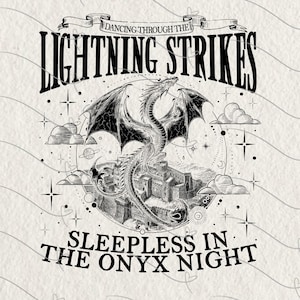 Könnte beinhalten: Schwarz-Weiß-Illustration mit einem Drachen mit ausgebreiteten Flügeln über einer Burg. Der Text lautet "Dancing Through The Lightning Strikes" und "Sleepless In The Onyx Night". Das Design umfasst Sterne, Wolken und Himmelselemente.