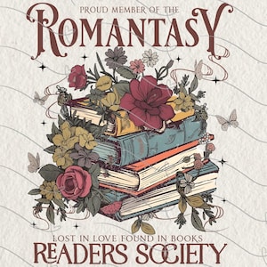 Könnte beinhalten: Illustration eines Bücherstapels, verziert mit Blumen und Schmetterlingen. Der Text lautet "Proud Member of the Romantasy Readers Society" und "Lost in Love Found in Books". Die Farbpalette umfasst Burgunder, Gelb und Türkis.