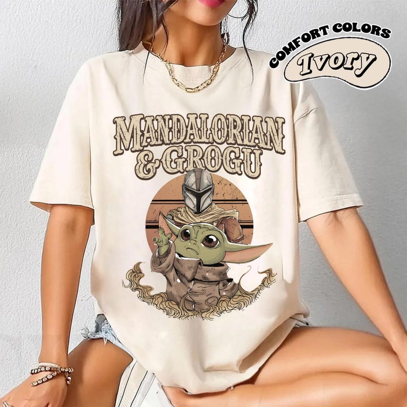 Puede incluir: Una taza de cer&aacute;mica blanca con un asa negra y el texto "But First, Coffee" en negrita negra. La taza est&aacute; sobre un fondo borroso. La taza mide aproximadamente 10 cm de altura.