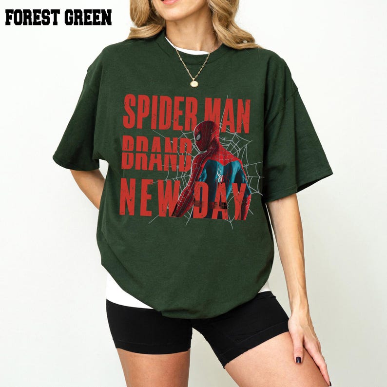 K&ouml;nnte beinhalten: Eine wei&szlig;e Keramik-Tasse mit schwarzem Henkel und dem Text "But First, Coffee" in schwarzer, fetter Schrift. Die Tasse ist etwa 10 cm hoch und fasst ca. 350 ml Fl&uuml;ssigkeit.