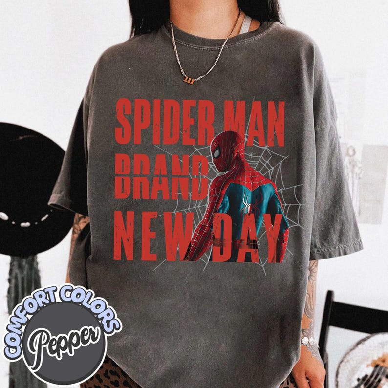 K&ouml;nnte beinhalten: Rustikales Holzschild mit dem handgeschriebenen Text "Welcome to our home". Das Schild ist wei&szlig; lackiert, hat einen Used-Look und ein kleines Herz-Detail.