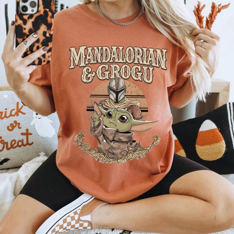 Camiseta de Star Wars Mandalorian Boba Fett y Baby Yoda, camiseta gráfica Grogu, camiseta con la frase "This Is The Way", camiseta de ciencia ficción galáctica, camiseta de cazarrecompensas imagen 5