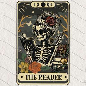 Puede incluir: Ilustración de carta de tarot con un esqueleto con gafas de sol leyendo un libro. El esqueleto tiene un adorno floral en el pelo y sostiene un cigarrillo. La carta está enmarcada con detalles florales y el texto "THE READER".