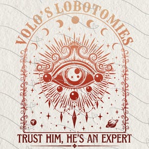 Puede incluir: Gráfico de color óxido con el texto "Volo's Lobotomies" arqueado en la parte superior y "Trust Him, He's An Expert" en la parte inferior. El diseño presenta un ojo con líneas radiantes, lunas, estrellas y un planeta.