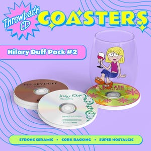 Puede incluir: Un juego de posavasos de CD con arte de álbumes de Hilary Duff y un diseño de Lizzie McGuire. Los posavasos están hechos de cerámica resistente con respaldo de corcho. La imagen incluye el texto "Throwback CD COASTERS" y "Hilary Duff Pack #2".